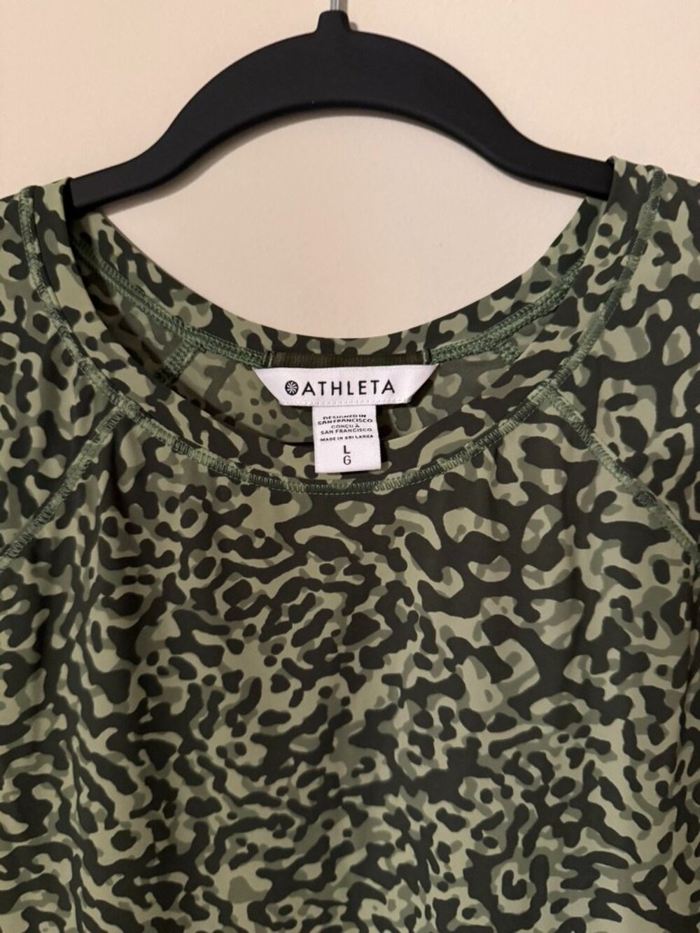 Athleta Printed Workout Tee Green Camo Leopard Short Sleeve Top Large